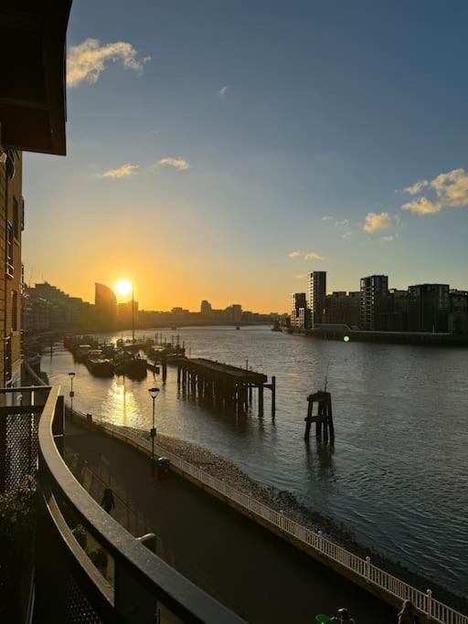 Stunning 2 Bed Riverside Flat Apartment London Exterior photo