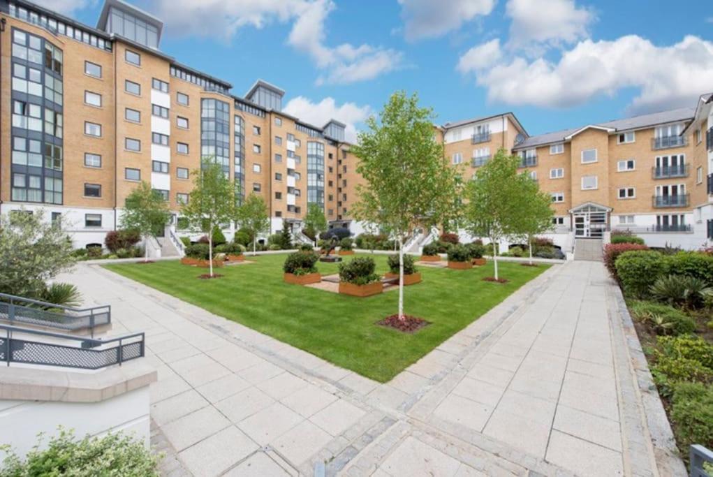 Stunning 2 Bed Riverside Flat Apartment London Exterior photo