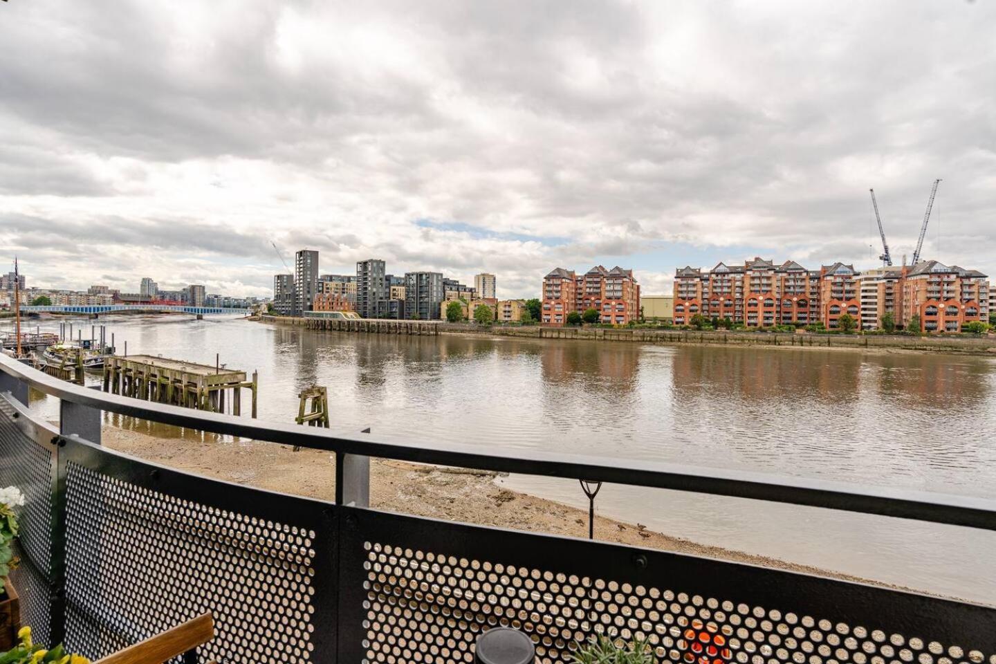 Stunning 2 Bed Riverside Flat Apartment London Exterior photo