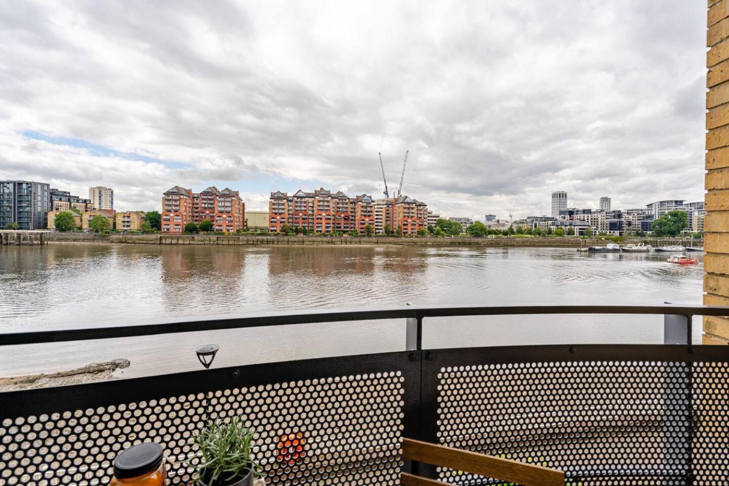 Stunning 2 Bed Riverside Flat Apartment London Exterior photo