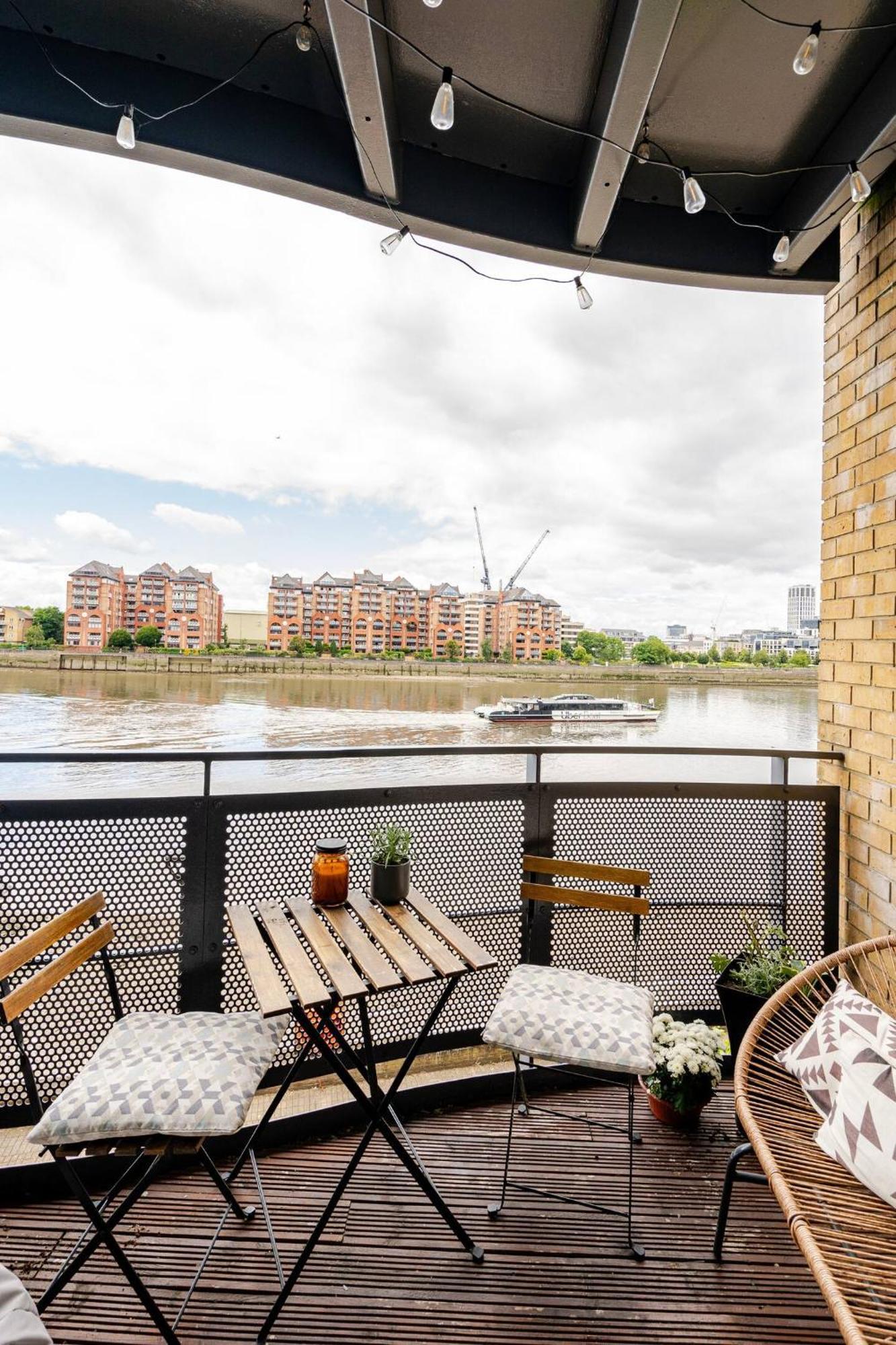 Stunning 2 Bed Riverside Flat Apartment London Exterior photo